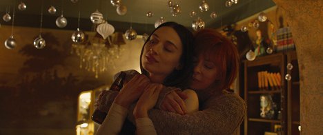 Crystal Reed, Mylène Farmer - Ghostland - De la película