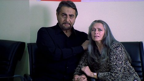 Kabir Bedi, Nafisa Ali - Bewafaa - De la película