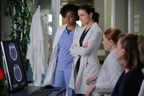 Jerrika Hinton, Caterina Scorsone, Samantha Sloyan - Grey's Anatomy - The Me Nobody Knows - Van film