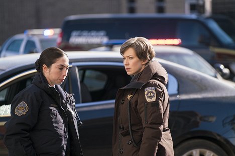 Olivia Sandoval, Carrie Coon - Fargo - Somebody to Love - Filmfotos