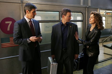 Eddie Cahill, Gary Sinise, Melina Kanakaredes - CSI: NY - Communication Breakdown - Photos