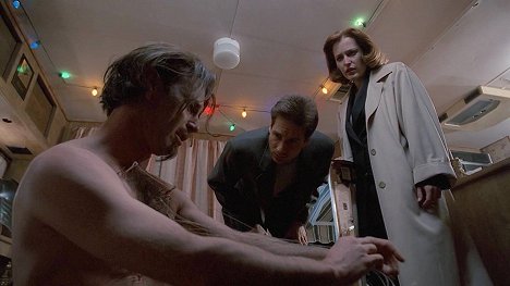 David Duchovny, Gillian Anderson - The X-Files - Faux frères siamois - Film