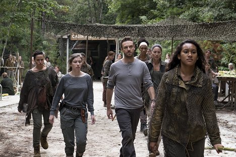 Briana Venskus, Katelyn Nacon, Ross Marquand, Nicole Barré, Sydney Park - The Walking Dead - The Lost and the Plunderers - Photos