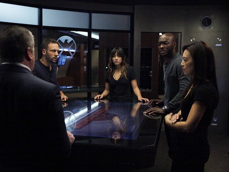 Chloe Bennet, Ming-Na Wen - Agents of S.H.I.E.L.D. - Ye Who Enter Here - Photos