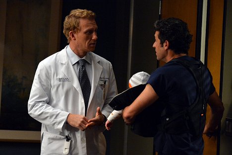 Kevin McKidd, Patrick Dempsey - Grey's Anatomy - Get Up, Stand Up - Photos