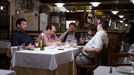 Hovik Keuchkerian, Juanma Cifuentes, Raúl Fernández de Pablo - El club de los buenos infieles - Kuvat elokuvasta