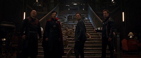 Benedict Wong, Benedict Cumberbatch, Mark Ruffalo, Robert Downey Jr. - Avengers: Wojna bez granic - Z filmu
