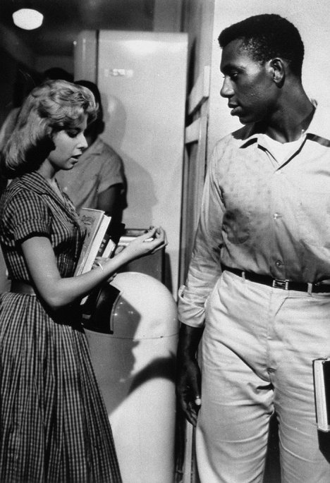 Beverly Lunsford, Charles Barnes - El intruso - De la película