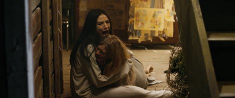 Crystal Reed, Anastasia Phillips - Ghostland - Z filmu