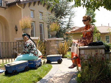 Tonye Patano, Elizabeth Perkins - Nancy ül a fűben - Risk - Filmfotók
