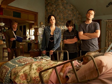 Hunter Parrish, Mary-Louise Parker, Alexander Gould, Justin Kirk - Weeds - Mother Thinks the Birds Are After Her - Photos