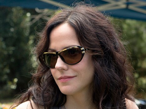 Mary-Louise Parker - Weeds - Red in Tooth and Claw - Photos