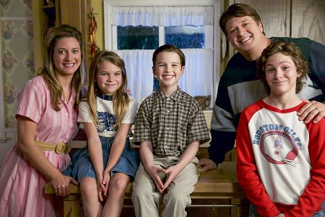 Zoe Perry, Raegan Revord, Iain Armitage, Lance Barber, Montana Jordan - Young Sheldon - A Computer, a Plastic Pony, and a Case of Beer - Promokuvat