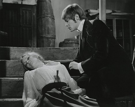 Veronica Carlson, Simon Ward - Frankenstein on tuhottava - Kuvat elokuvasta