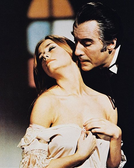 Linda Hayden, Christopher Lee - Das Blut von Dracula - Filmfotos