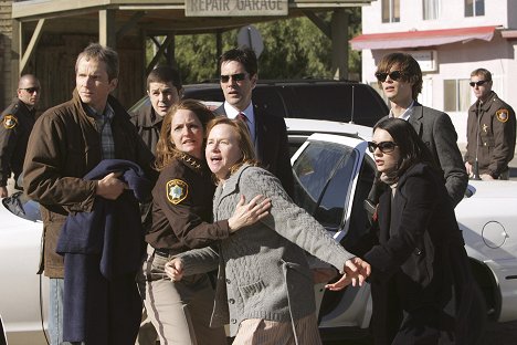 Melissa Leo, Thomas Gibson, Paget Brewster, Matthew Gray Gubler - Criminal Minds - No Way Out - Van film