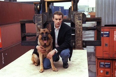 Reginald von Ravenhorst le chien, Gedeon Burkhard - Rex, chien flic - Une famille déchirée - Film