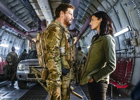 David Boreanaz, Jessica Paré - SEAL Team - Rolling Dark - Van film