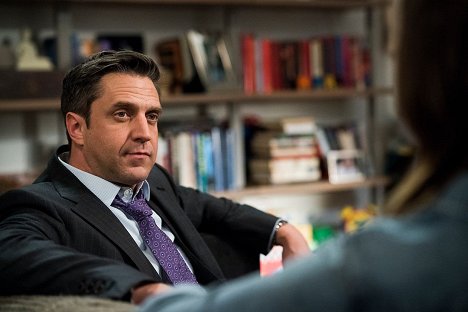 Raúl Esparza - Law & Order: Special Victims Unit - Pathological - Van film