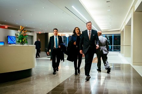 Peter Gallagher, Mariska Hargitay, Christopher McDonald - Law & Order: Special Victims Unit - The Newsroom - Photos