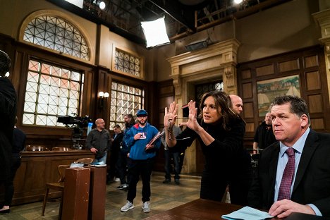 Mariska Hargitay, Delaney Williams - Law & Order: Special Victims Unit - Motherly Love - Making of