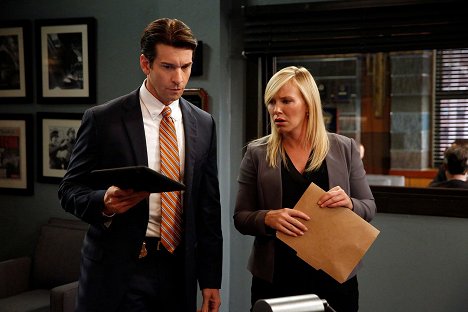 Andy Karl, Kelli Giddish - Law & Order: Special Victims Unit - Maternal Instincts - Photos