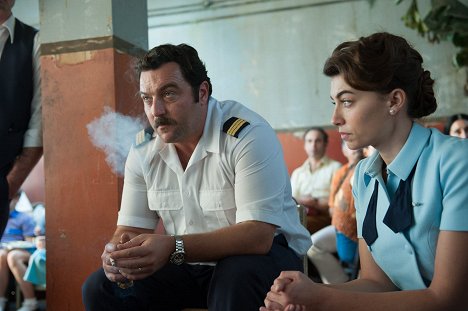 Denis Ménochet, Paloma Coquant - 7 días en Entebbe - De la película