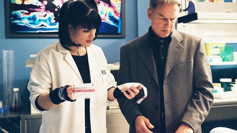 Pauley Perrette, Mark Harmon - NCIS: Naval Criminal Investigative Service - My Other Left Foot - Photos