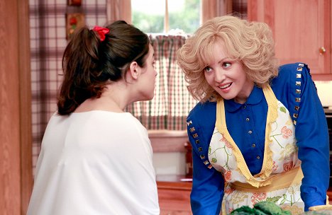 Wendi McLendon-Covey - The Goldbergs - A Goldberg Thanksgiving - Photos