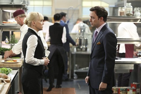 Anna Faris, Nate Corddry - Mom - Soapy Eyes and a Clean Slate - Photos