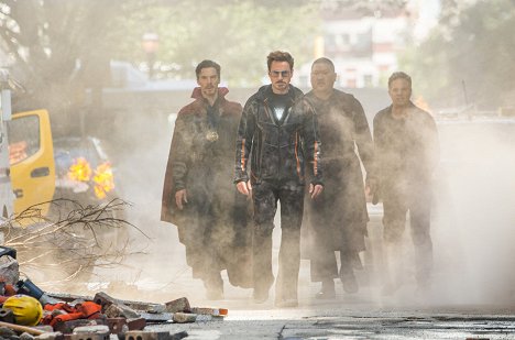 Benedict Cumberbatch, Robert Downey Jr., Benedict Wong, Mark Ruffalo - Avengers: Infinity War - Van film