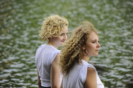 Julia Garner, Juno Temple - One Percent More Humid - Kuvat elokuvasta