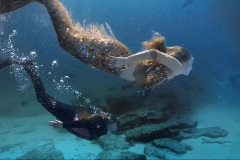 Caitlin Carmichael, Sydney Scotia - A Mermaid's Tale - Do filme