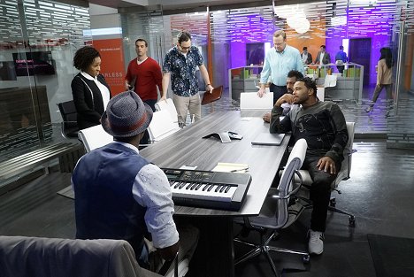 Wanda Sykes, Jeff Meacham, Nelson Franklin, Peter Mackenzie, Deon Cole, Anthony Anderson - Black-ish - Juneteenth: The Musical - Film