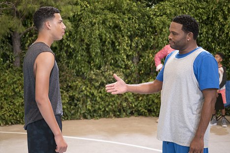 Marcus Scribner, Anthony Anderson - Black-ish - First and Last - Van film