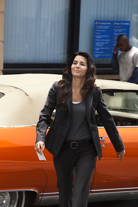 Angie Harmon - Rizzoli & Isles - She Works Hard for the Money - Photos