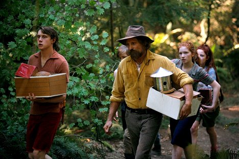 George MacKay, Viggo Mortensen, Annalise Basso - Captain Fantastic - Einmal Wildnis und zurück - Filmfotos