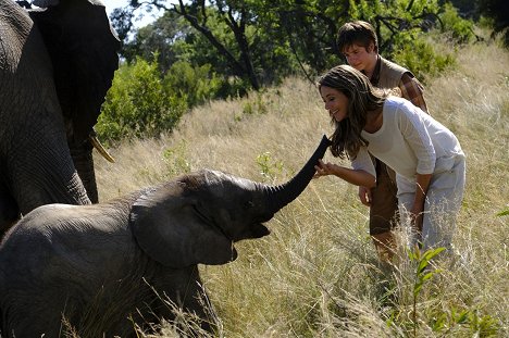 Elizabeth Hurley, Sam Ashe Arnold - Phoenix Wilder and the Great Elephant Adventure - Filmfotos