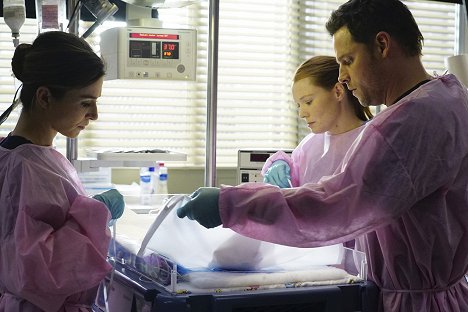 Caterina Scorsone, Samantha Sloyan, Justin Chambers - Grey's Anatomy - There's a Fine, Fine Line - Photos
