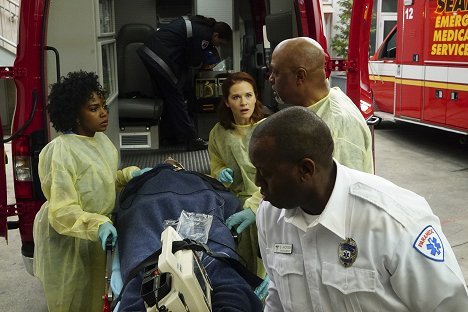 Jerrika Hinton, Sarah Drew, James Pickens Jr. - Grey's Anatomy - There's a Fine, Fine Line - Photos