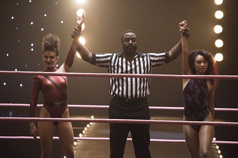 Alison Brie, Bashir Salahuddin, Ellen Wong - GLOW: Nádherné ženy wrestlingu - Cesta je cíl - Z filmu