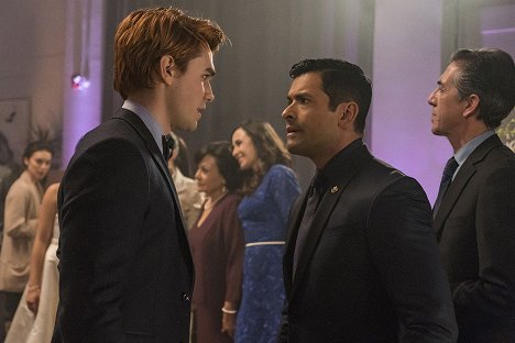 K.J. Apa, Mark Consuelos - Riverdale - Chapter Twenty-Five: The Wicked and the Divine - Photos