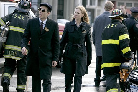 Kirk Acevedo, Anna Torv - Fringe - There's More Than One of Everything - Photos