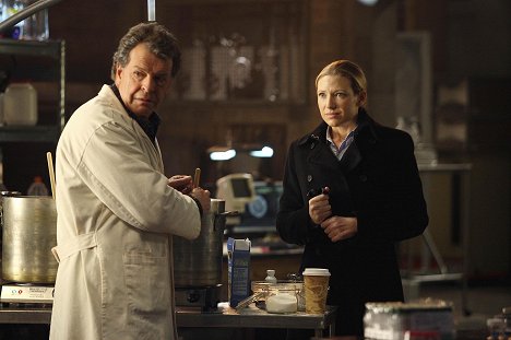 John Noble, Anna Torv - Fringe - Olivia. In the Lab. With the Revolver - Photos