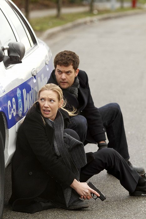 Anna Torv, Joshua Jackson - Fringe - The Man from the Other Side - Photos