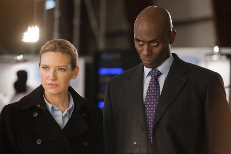 Anna Torv, Lance Reddick - Fringe - Grenzfälle des FBI - Wechselspiel - Filmfotos