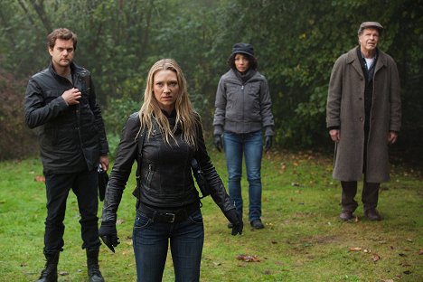 Joshua Jackson, Anna Torv, Jasika Nicole, John Noble - Fringe - Black Blotter - Photos