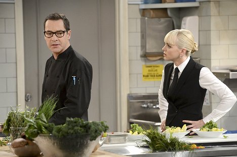 French Stewart, Anna Faris - Mom - Corned Beef and Handcuffs - Photos
