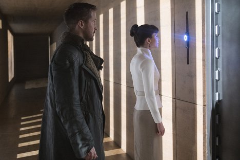 Ryan Gosling, Sylvia Hoeks - Blade Runner 2049 - Photos
