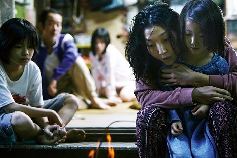 Jyo Kairi, Sakura Andō, Miyu Sasaki - Un asunto de familia - De la película
